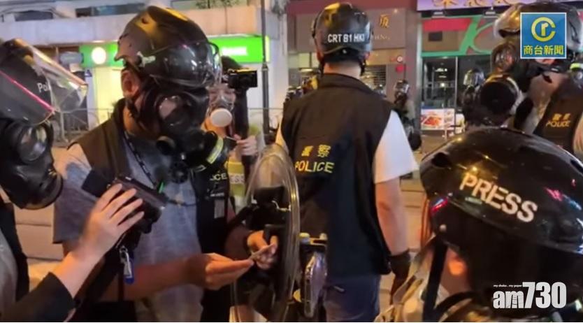 【上環衝突】稱傳真社記者「協助暴動」　警員查身份證後放行