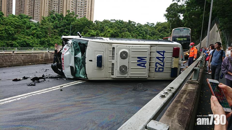 將軍澳多車相撞  衝鋒車翻側