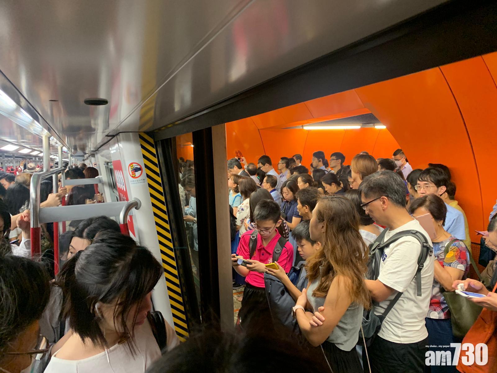 【塞爆北角】有列車開關車門近20次仍未能開出