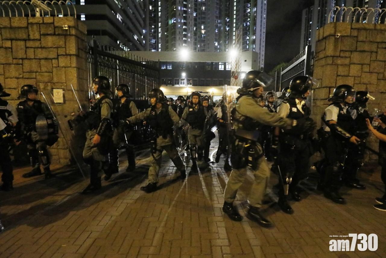 【葵涌警署】24警受襲或被淋液體 重案組跟進