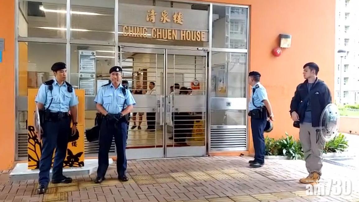 警方下午押解陳浩天到沙田寓所搜證