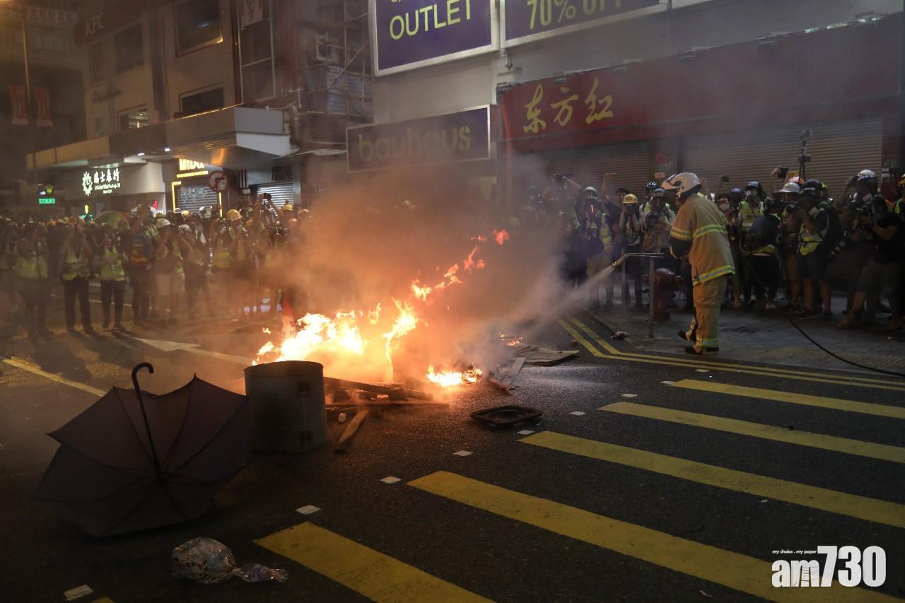 警方銅鑼灣驅散 示威者焚雜物對峙