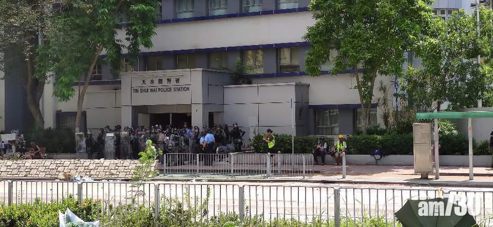 市民聲援被捕走光少女  天水圍警署外爆警民衝突