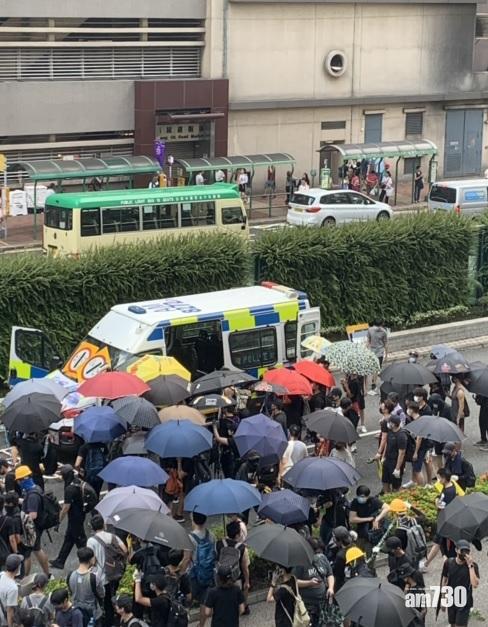 警車楊屋道遭包圍　警員棄車離開