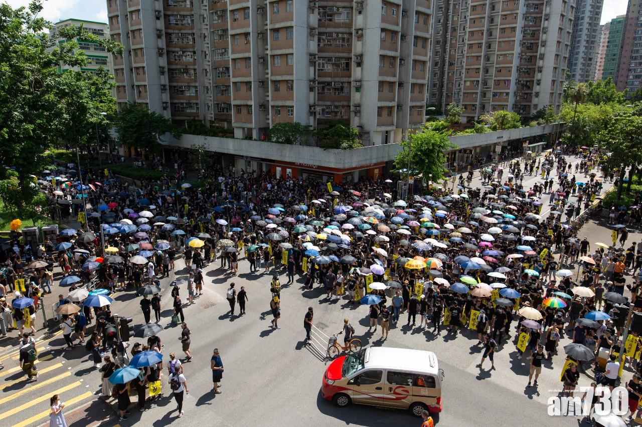 【七區集會】大埔有示威者佔據汀角路與警方對峙
