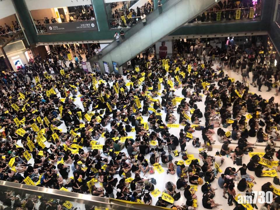 【七區集會】示威者沙田警署外聚集設路障 報案室服務暫停