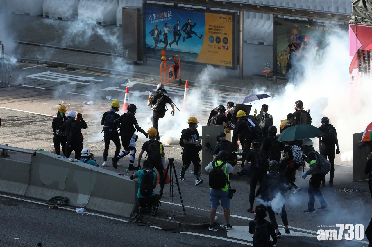 【七區集會】金鐘夏慤道施放催淚煙 警方舉橙旗警告開槍