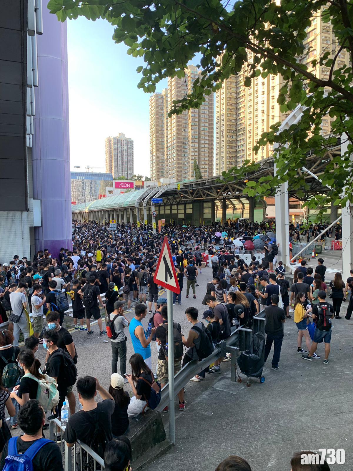 大批示威者佔據屯門公路