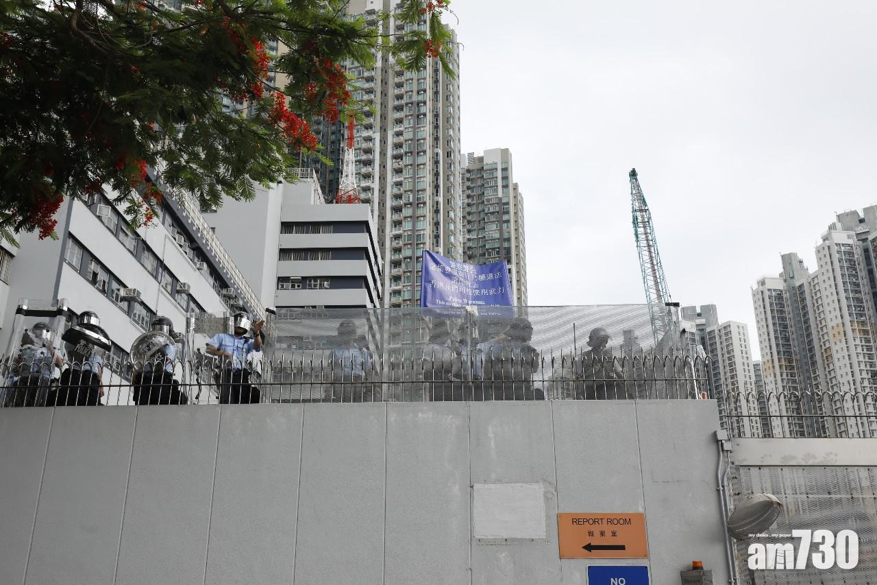 長沙灣「行街」市民走到長沙灣警署外聚集