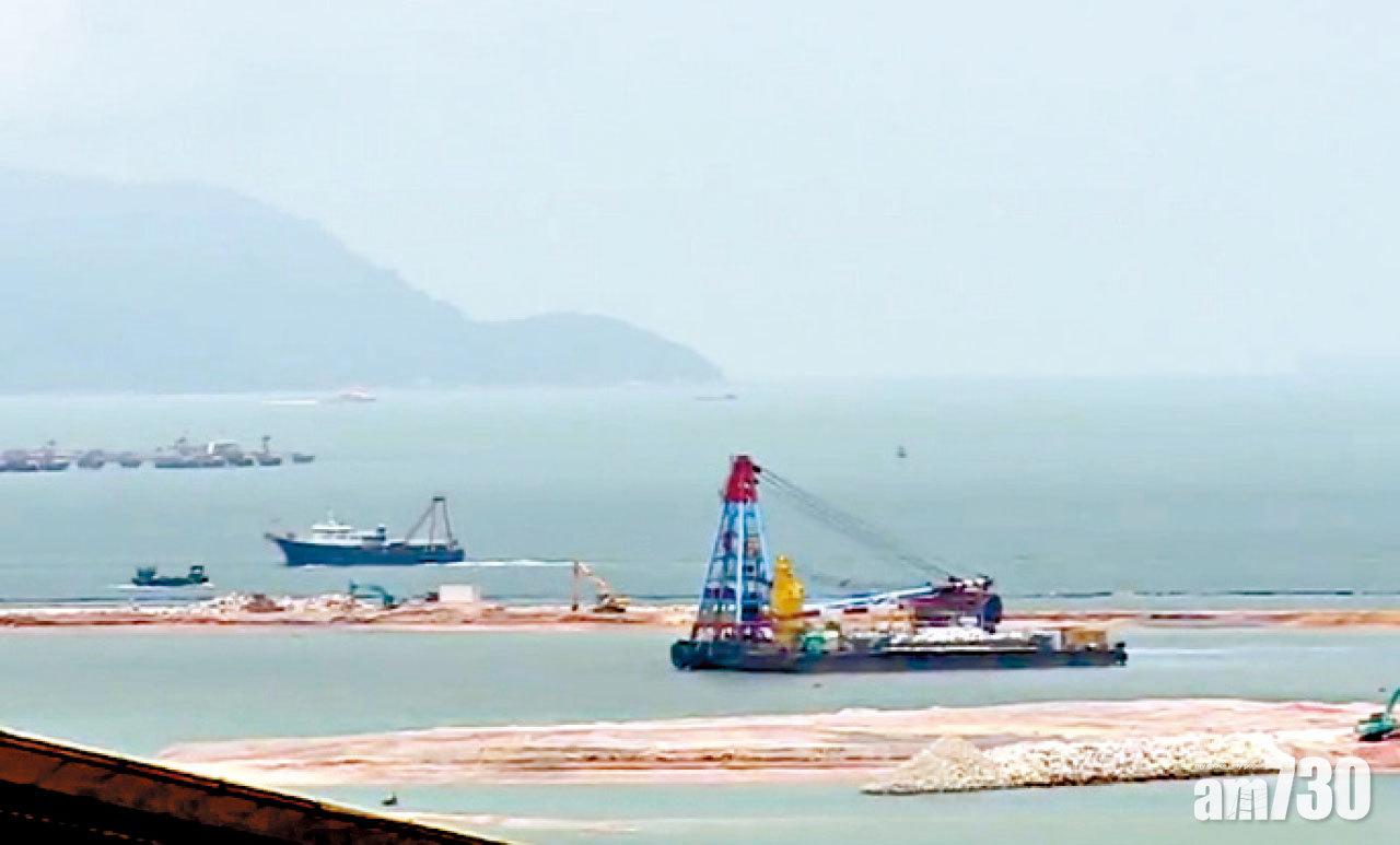 機場三跑填海工程 工友連人帶車墮海亡