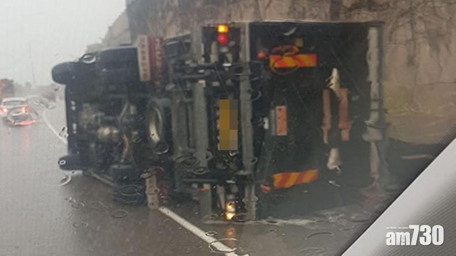 屯門公路貨車翻側3人傷　往屯門方向一度全封