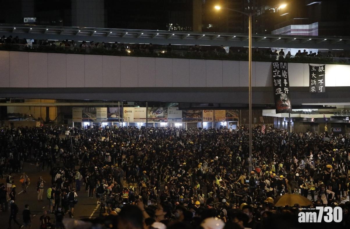 警方籲示威者離開夏慤道行車線