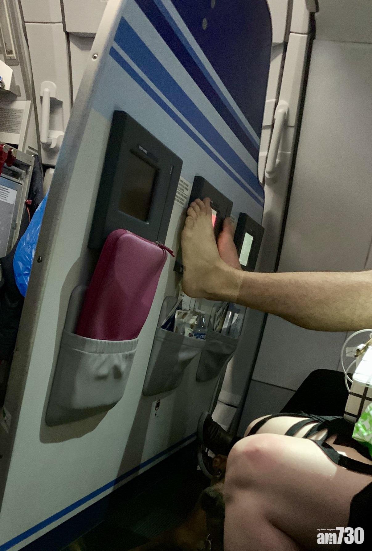 【無公德心】飛機乘客腳放椅背螢幕　網民：狗也鄙視