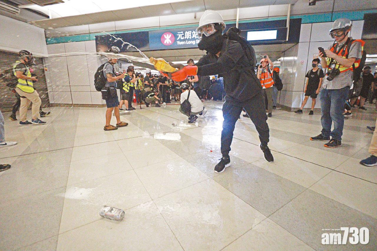 千人元朗站靜坐 黑衣人入夜堵路警驅散