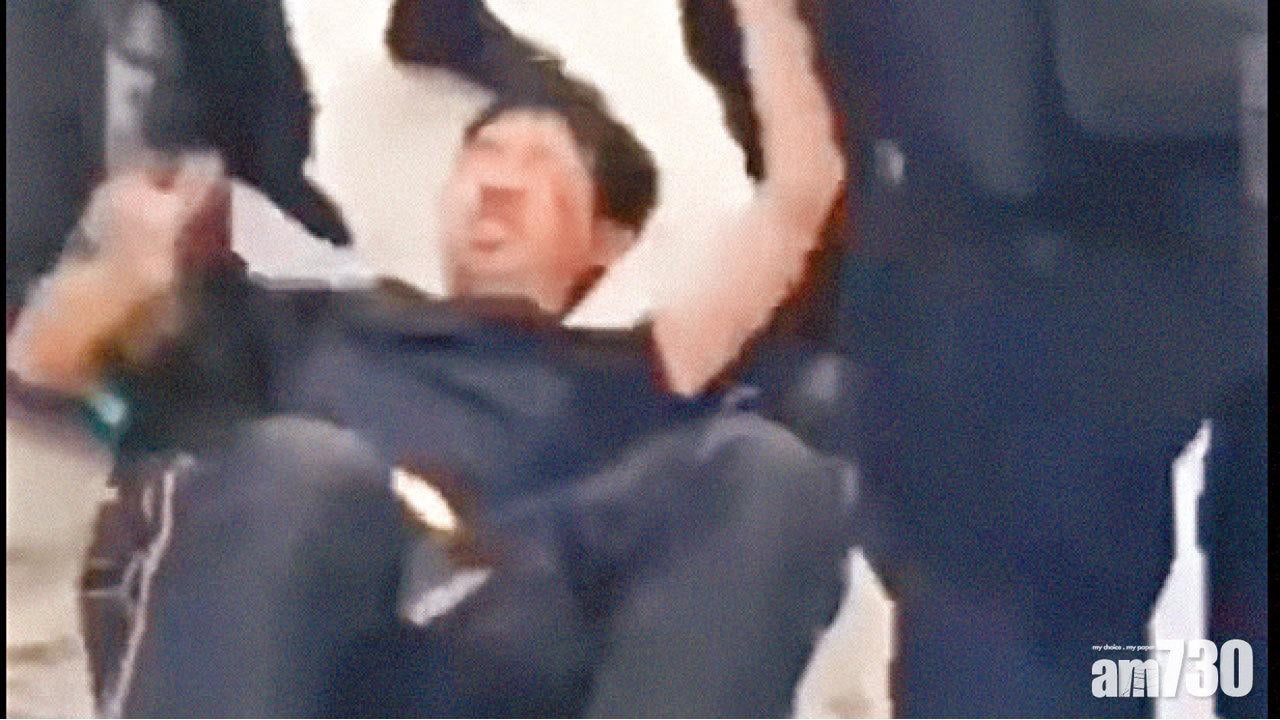 男子遭拖行棍打 警稱帶離汽油彈攻擊範圍