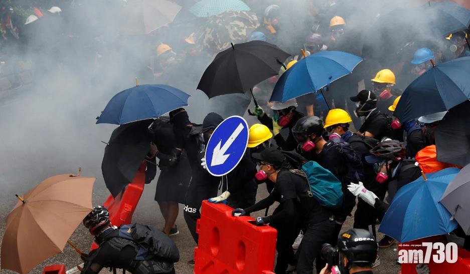 【831】警方向夏愨道示威者施放催淚彈  水炮車發射水柱驅趕