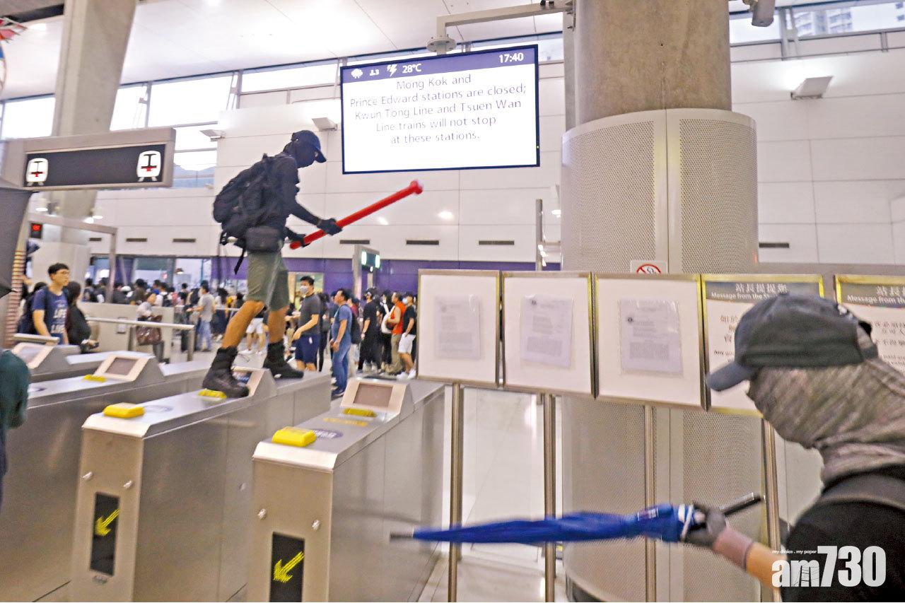 示威者癱瘓機場交通 破壞港鐵站 旅客徒步往返東涌