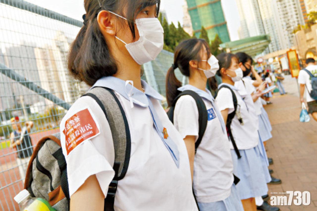 聲援男學生被捕受傷 數百人大埔迦密柏雨中學築人鏈