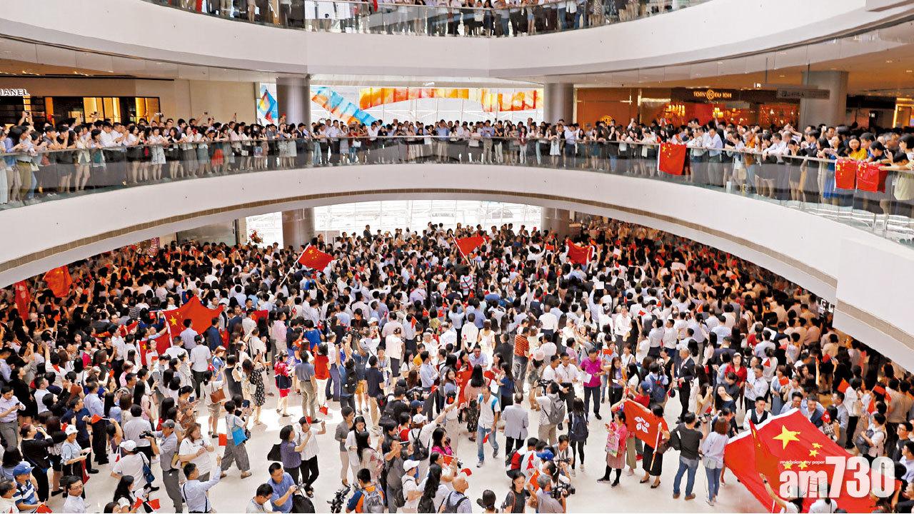 逾百人中環IFC唱國歌 反修例人士唱歌抗衡