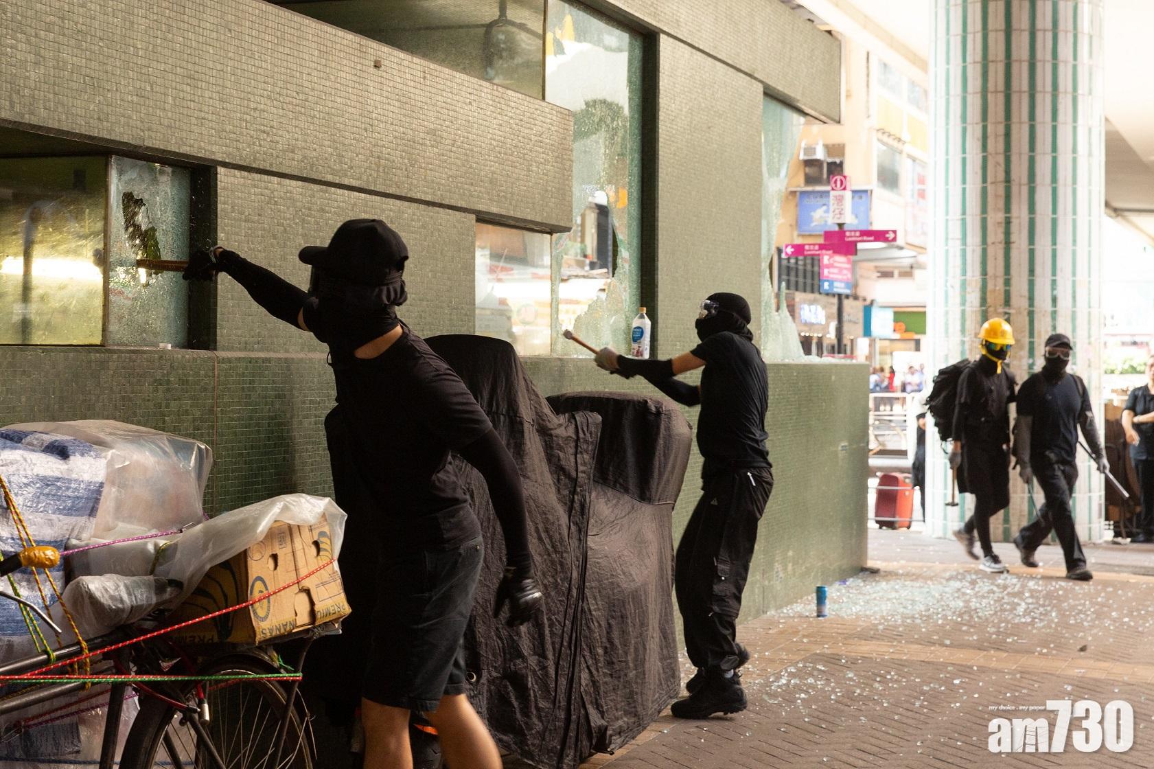 灣仔港鐵站出口玻璃被毀 多條道路被佔