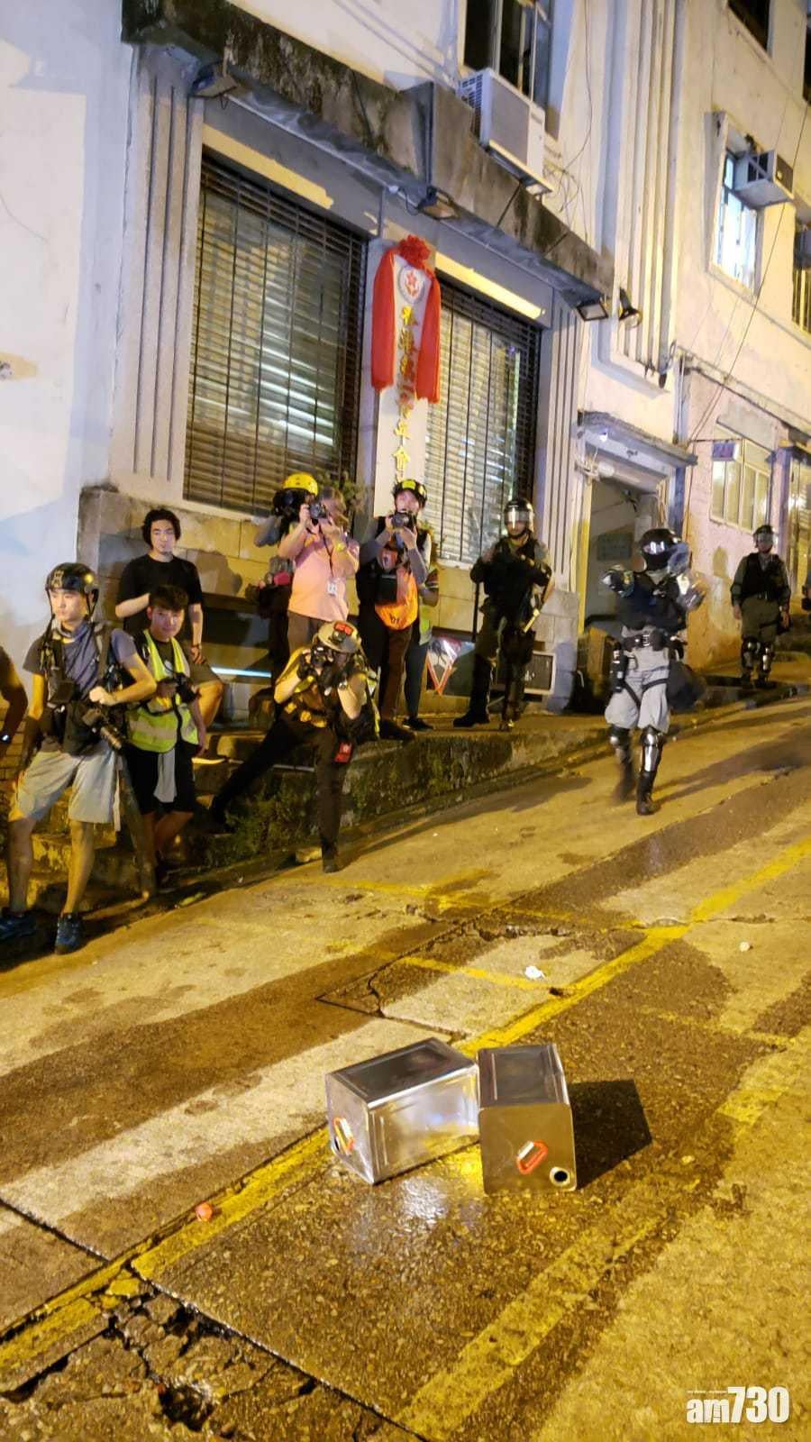 明園西街遺兩疑似火水罐 地上有液體