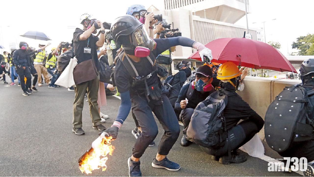 汽油彈掟政總  港島再爆暴力示威衝突 水炮車驅散