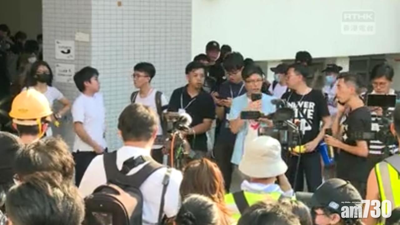 光復屯門公園遊行　屯門大會堂外有人燒國旗警舉黑旗