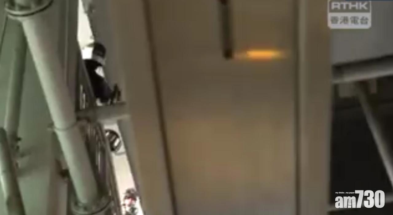 屯門示威者擲疑似汽油彈　警放催淚彈舉橙旗開槍