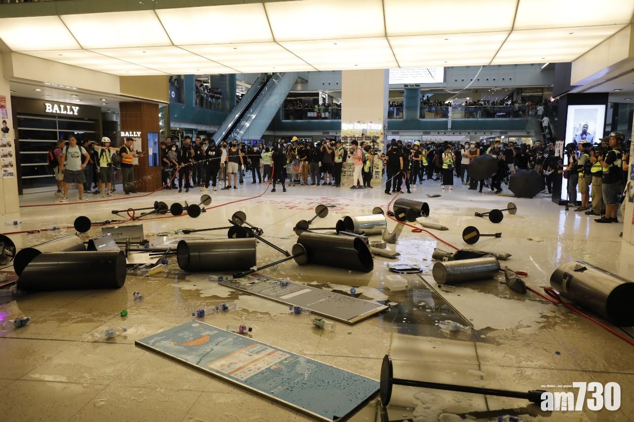 警方警告示威者立即停止違法行為及離開 沙田警署報案室服務暫停