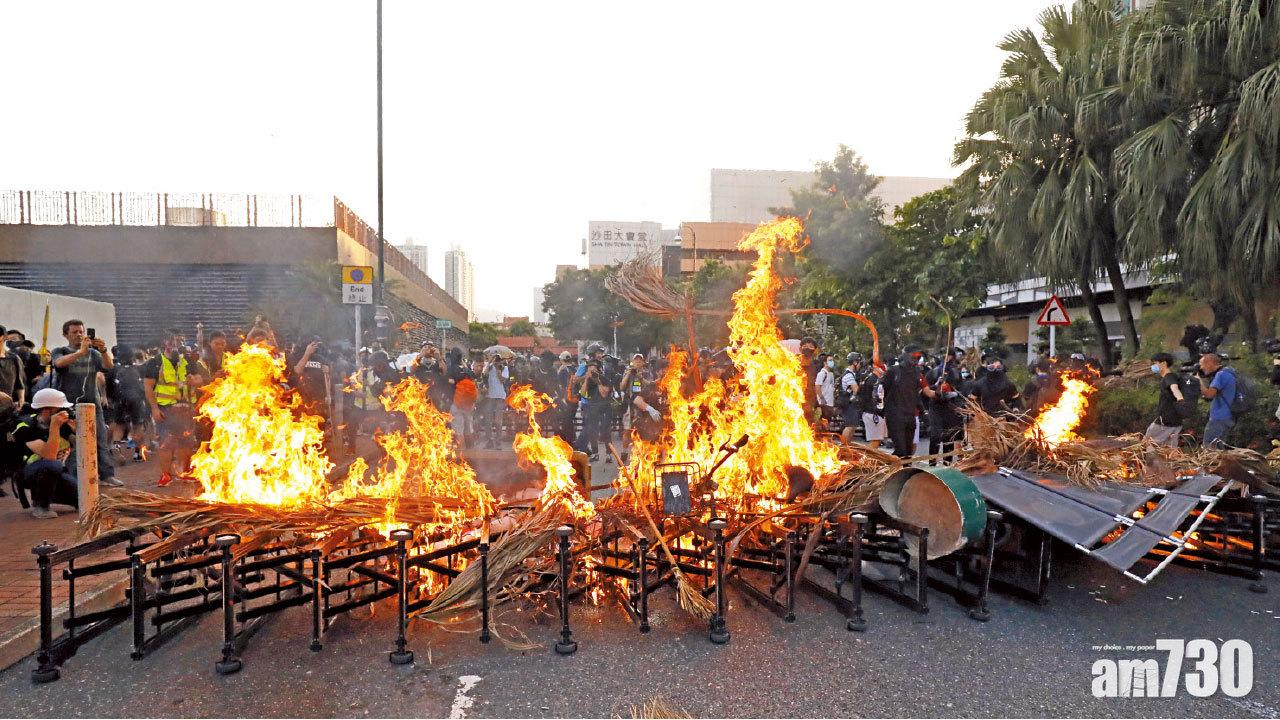 設路障縱火 損毀國旗 針對店舖 反修例衝突蔓延多區 