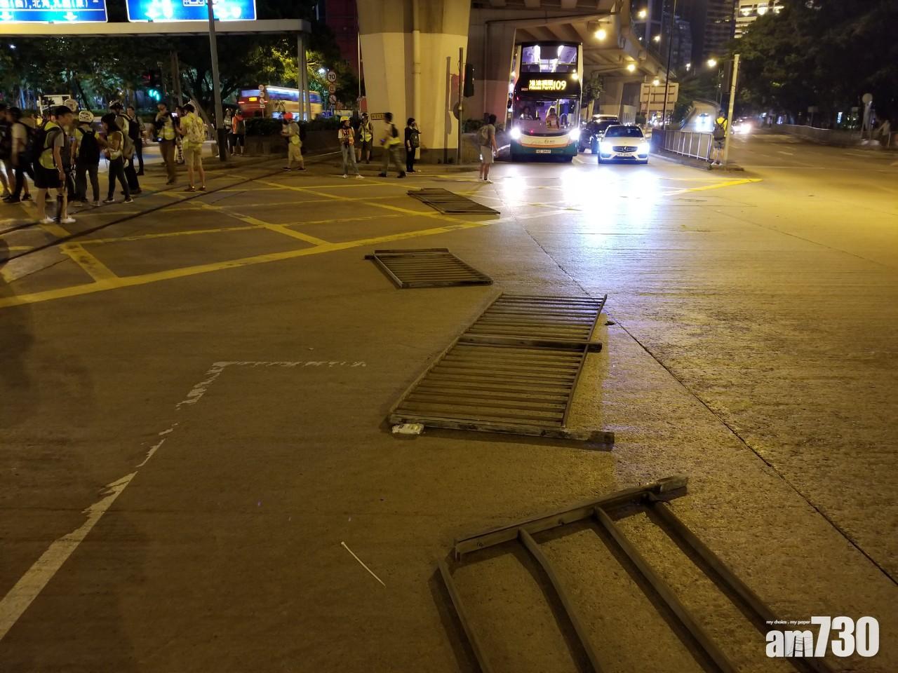 【社區對話】對話會場附近馬路被佔　有黑衣人士掘磚拆鐵欄