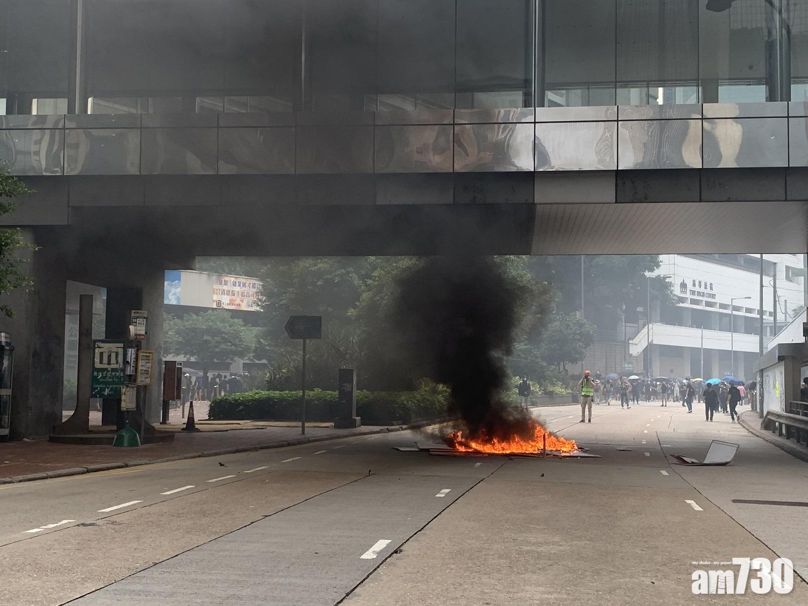 【反修例遊行】金鐘一幅慶國慶的橫幅被焚