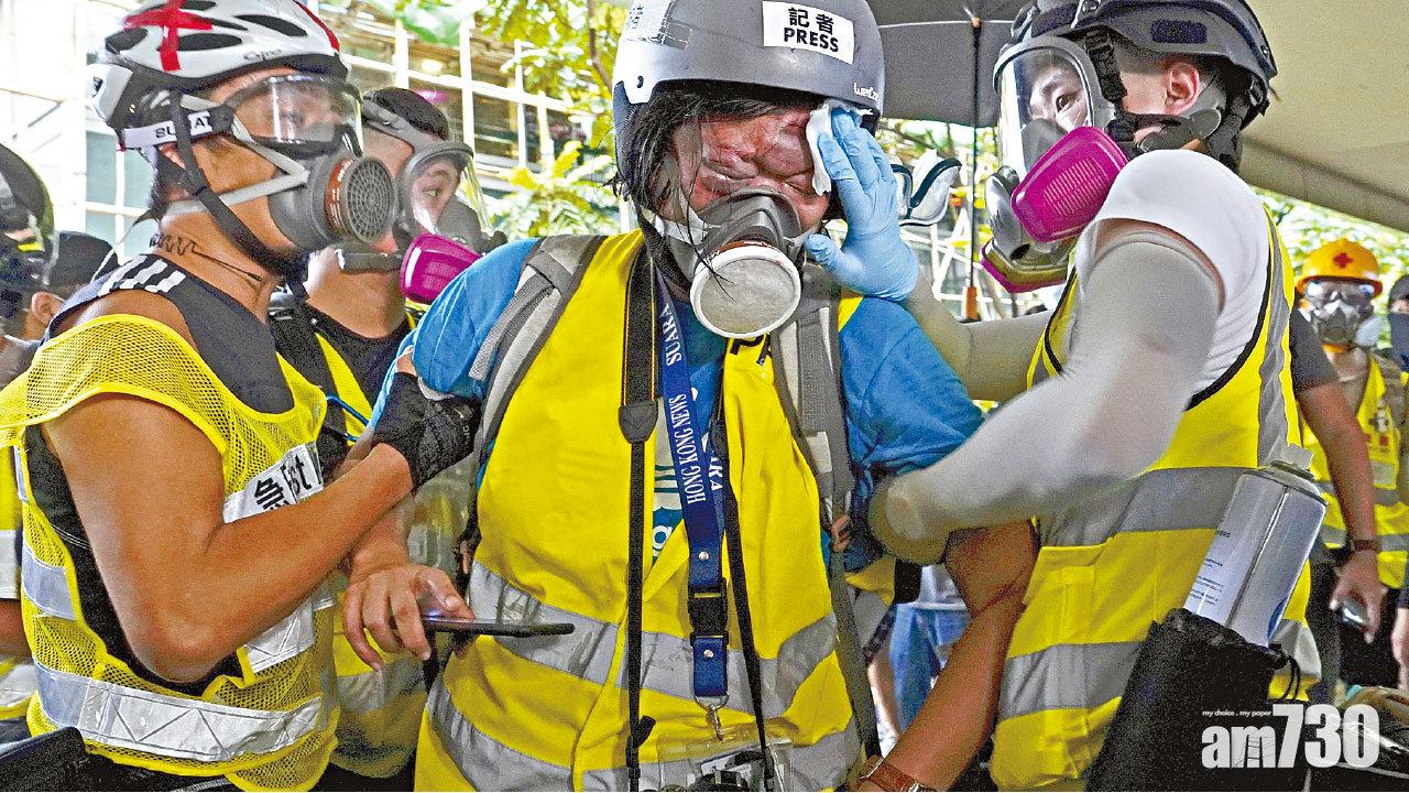 港鐵站被破壞 警密集放彈驅散 兩外籍記者疑中彈