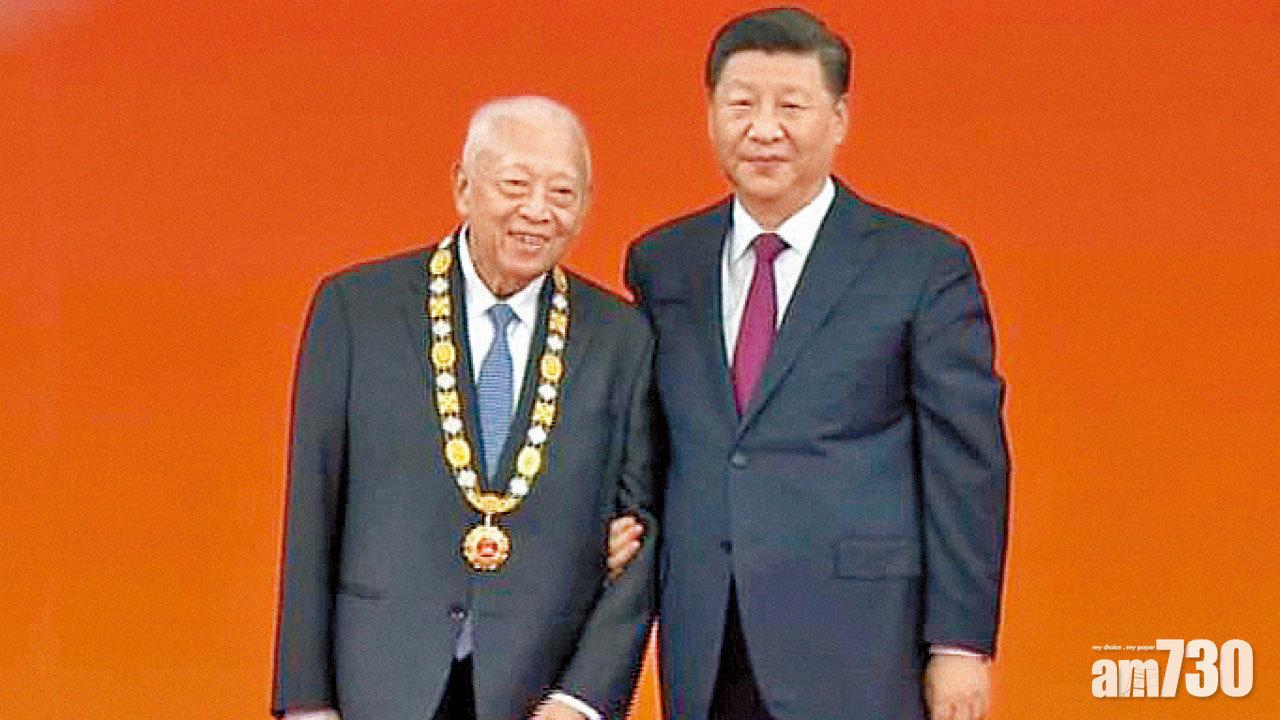 內地首次授勛儀式  習近平挽董建華手合照