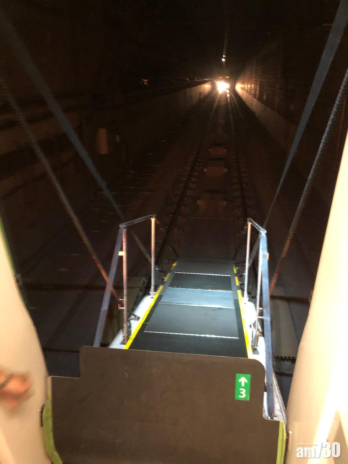 駕駛室緊急出口斜道被啟動　觀塘綫服務今晨一度受阻