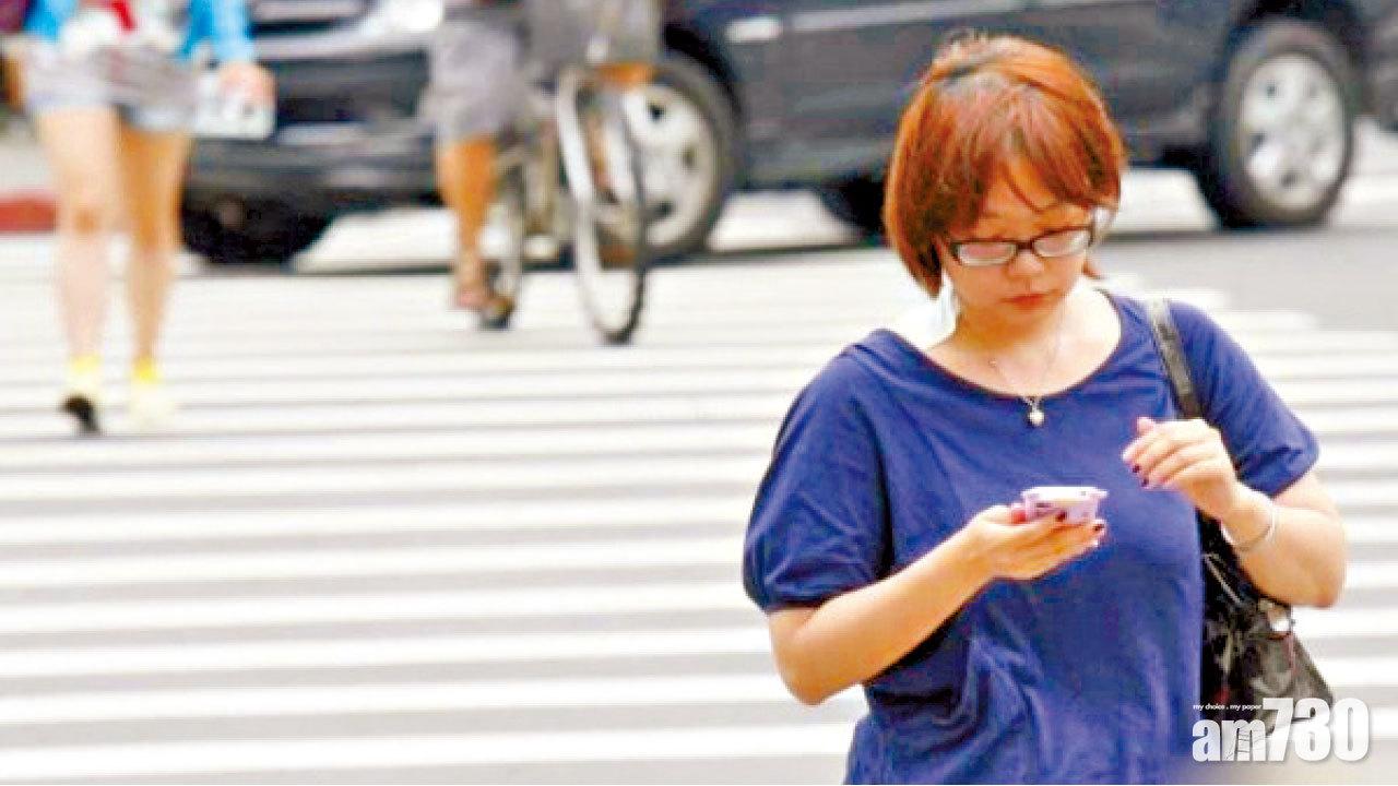 禁行人過馬路玩手機 浙江嘉興最高罰50元