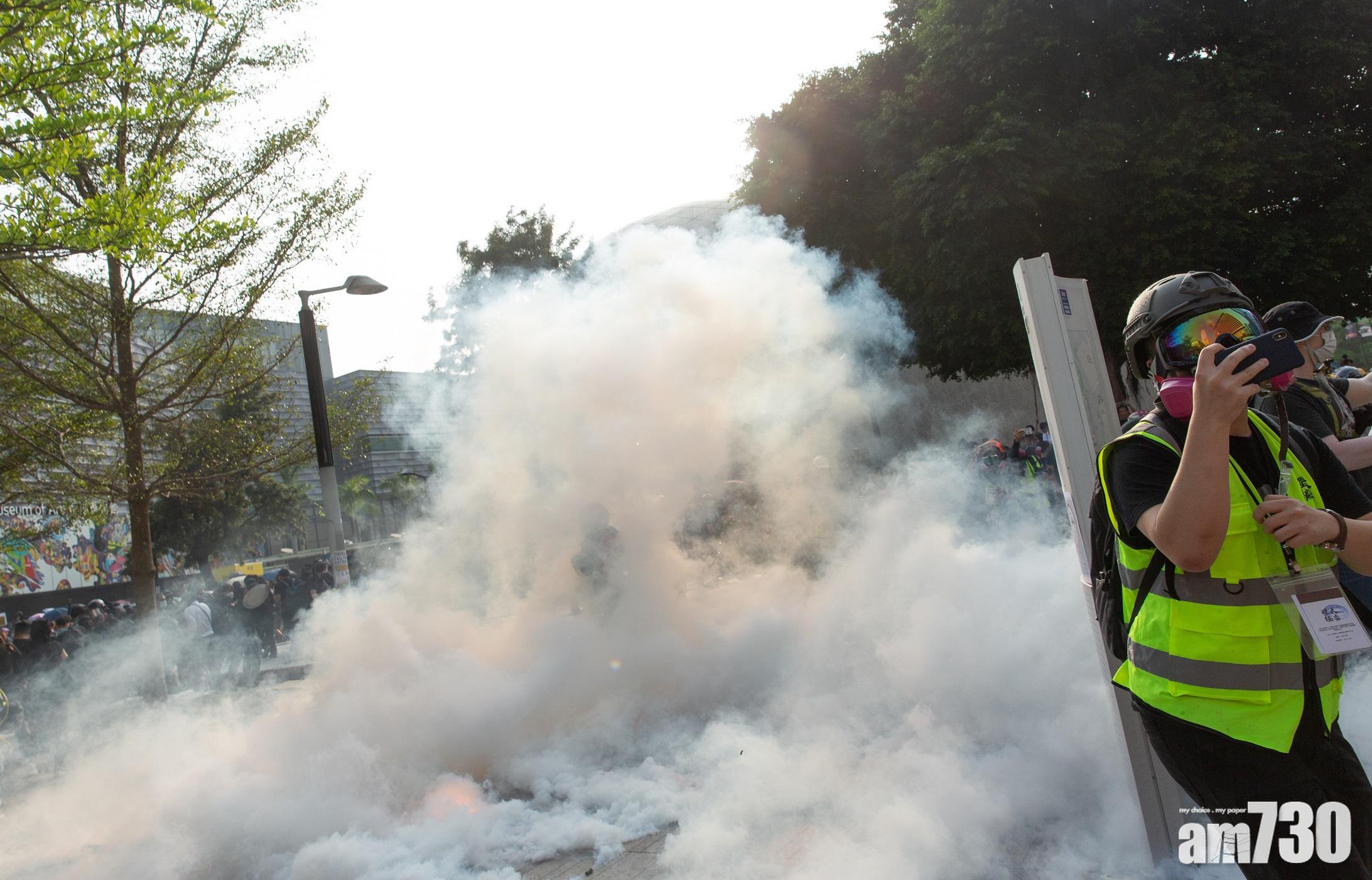 警籲尖沙咀圍觀市民立即離開