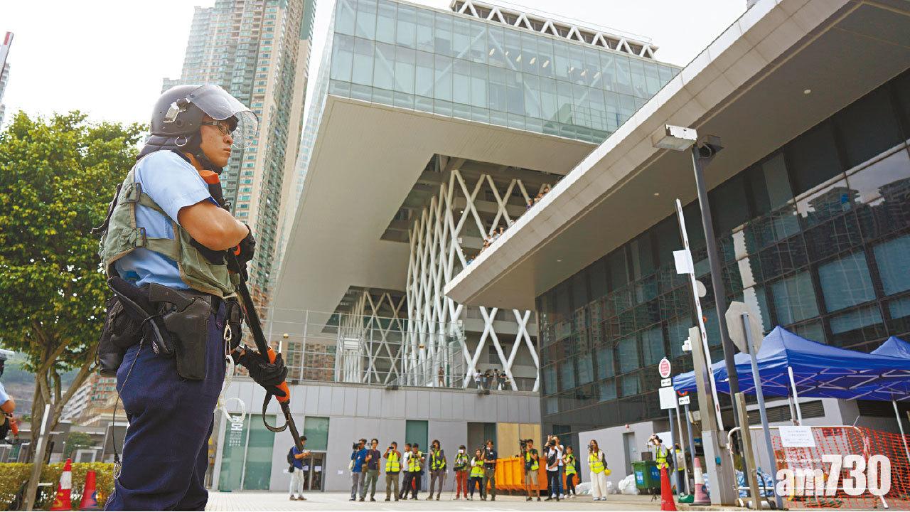 校方失約拒見學生 知專校園再受襲 警擎槍戒備