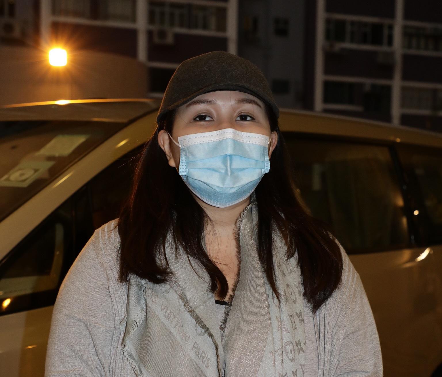 何超盈帶「荷包蛋」探望「荷葉飯」