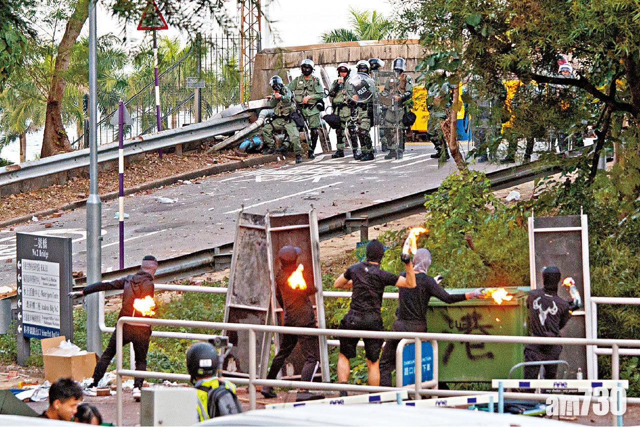 理大中大遭縱火 防暴警入校園追捕