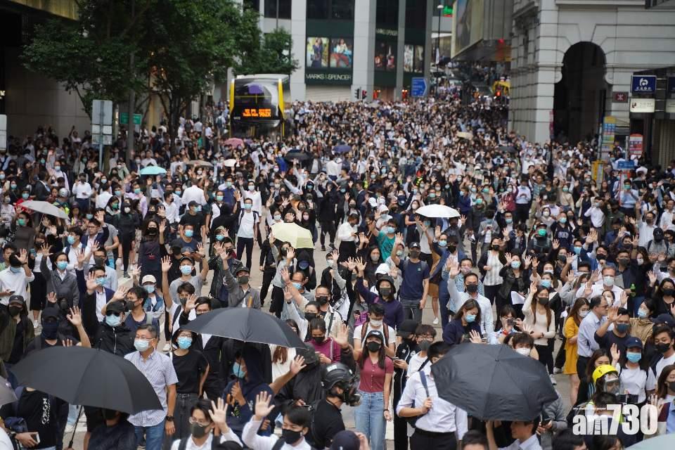 【圖集】示威者佔據中環畢打街一帶　警先後舉黑旗及橙旗