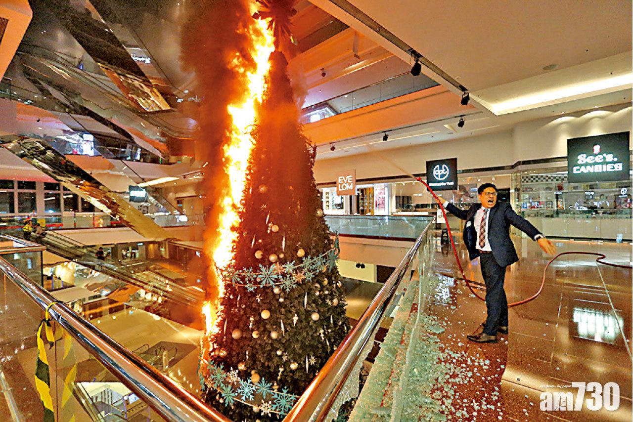 又一城火燒聖誕樹 東鐵線被堵 乘客徒步回車站