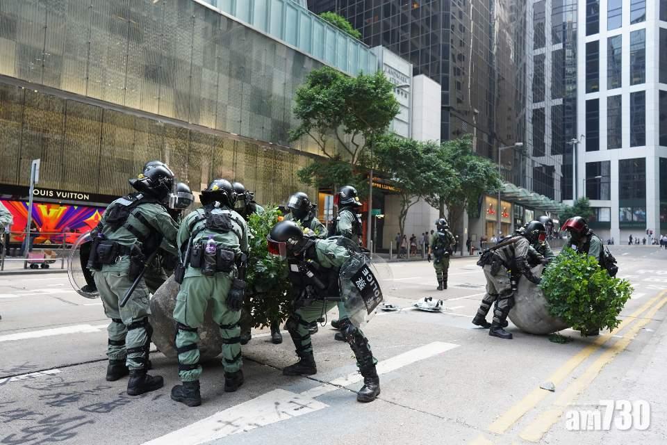 防暴警中環清理雜物截查市民