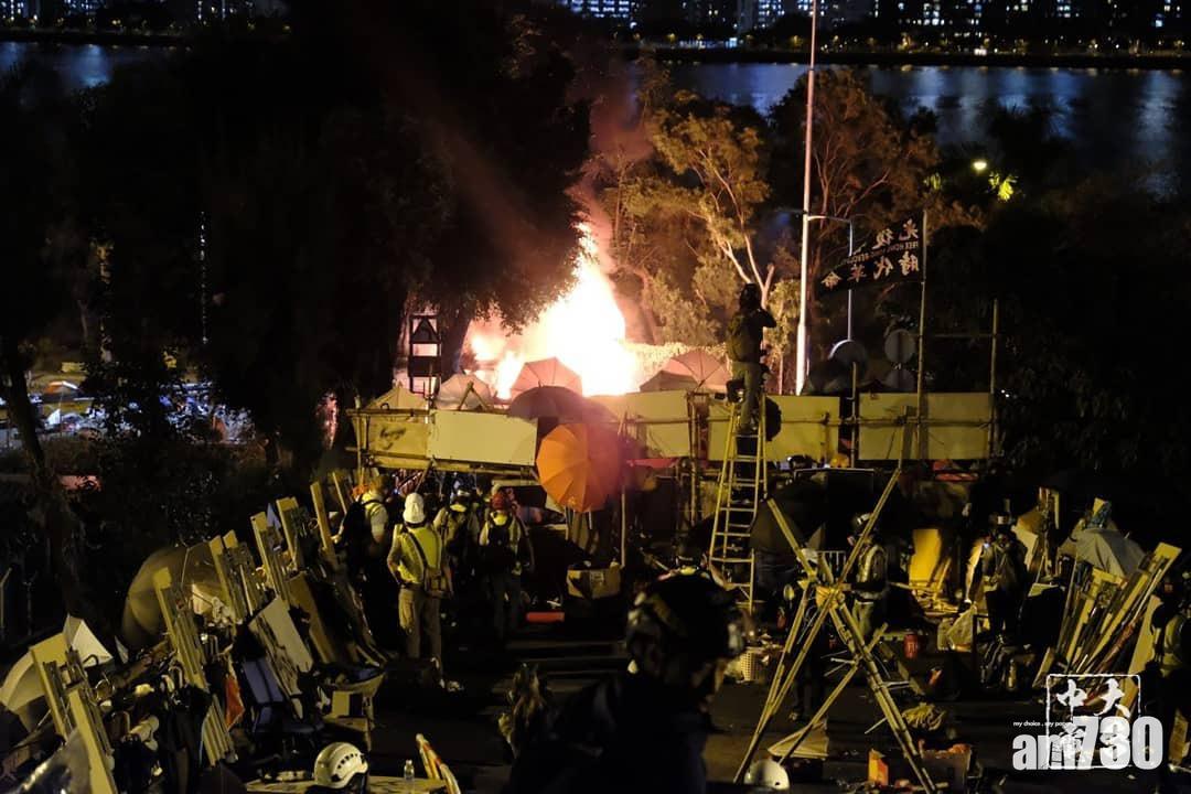 防暴警中大二號橋檢走懷疑汽油彈