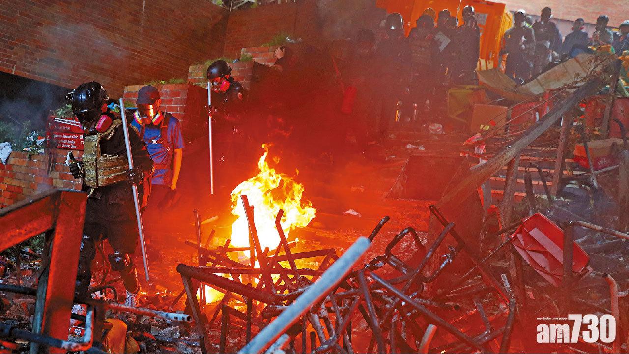 圍困理大 警促棄武自首