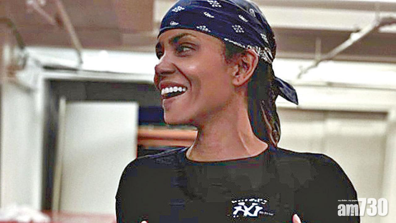 荷爾芭莉拍戲受傷停工