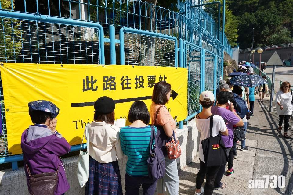 【區議會選舉】多個票站外現人龍　馮驊籲選民耐心等候