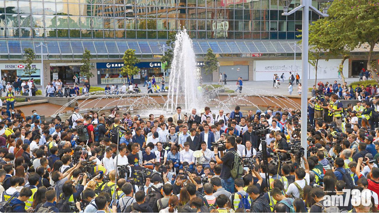 區議會大變天 民主派奪近九成議席