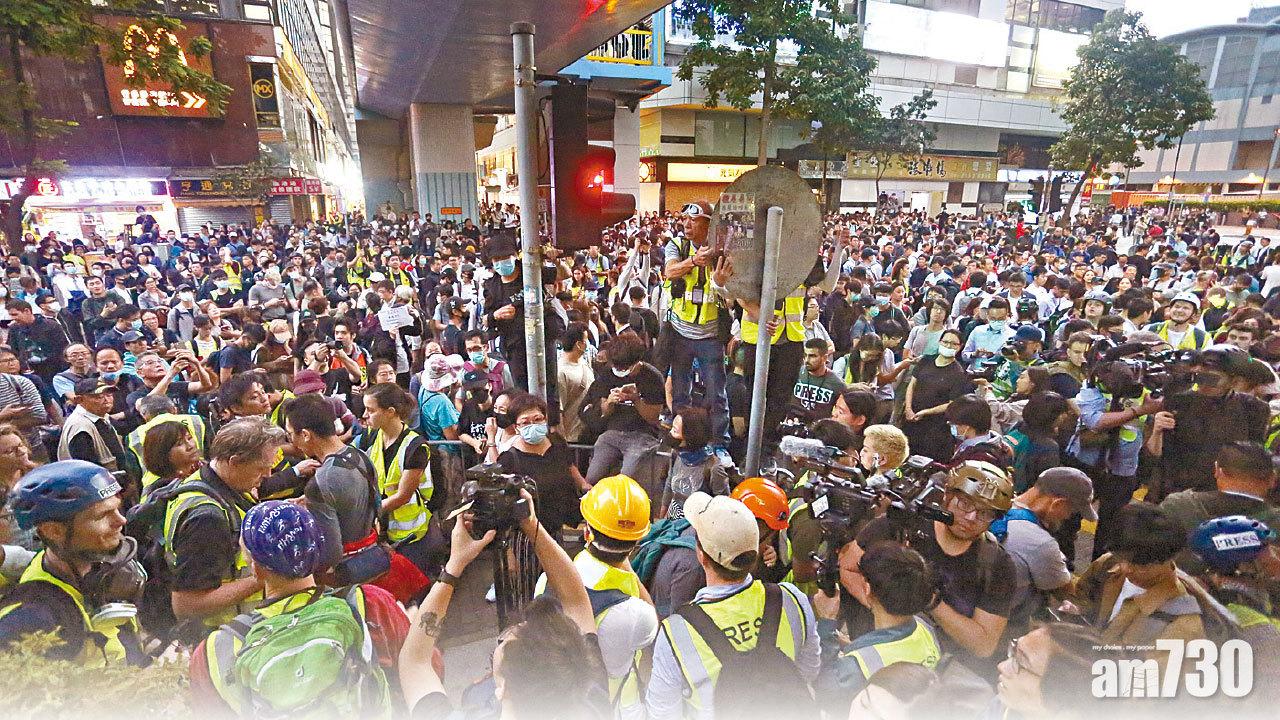 70區選當選人往理大聲援  警派安全小組遊說