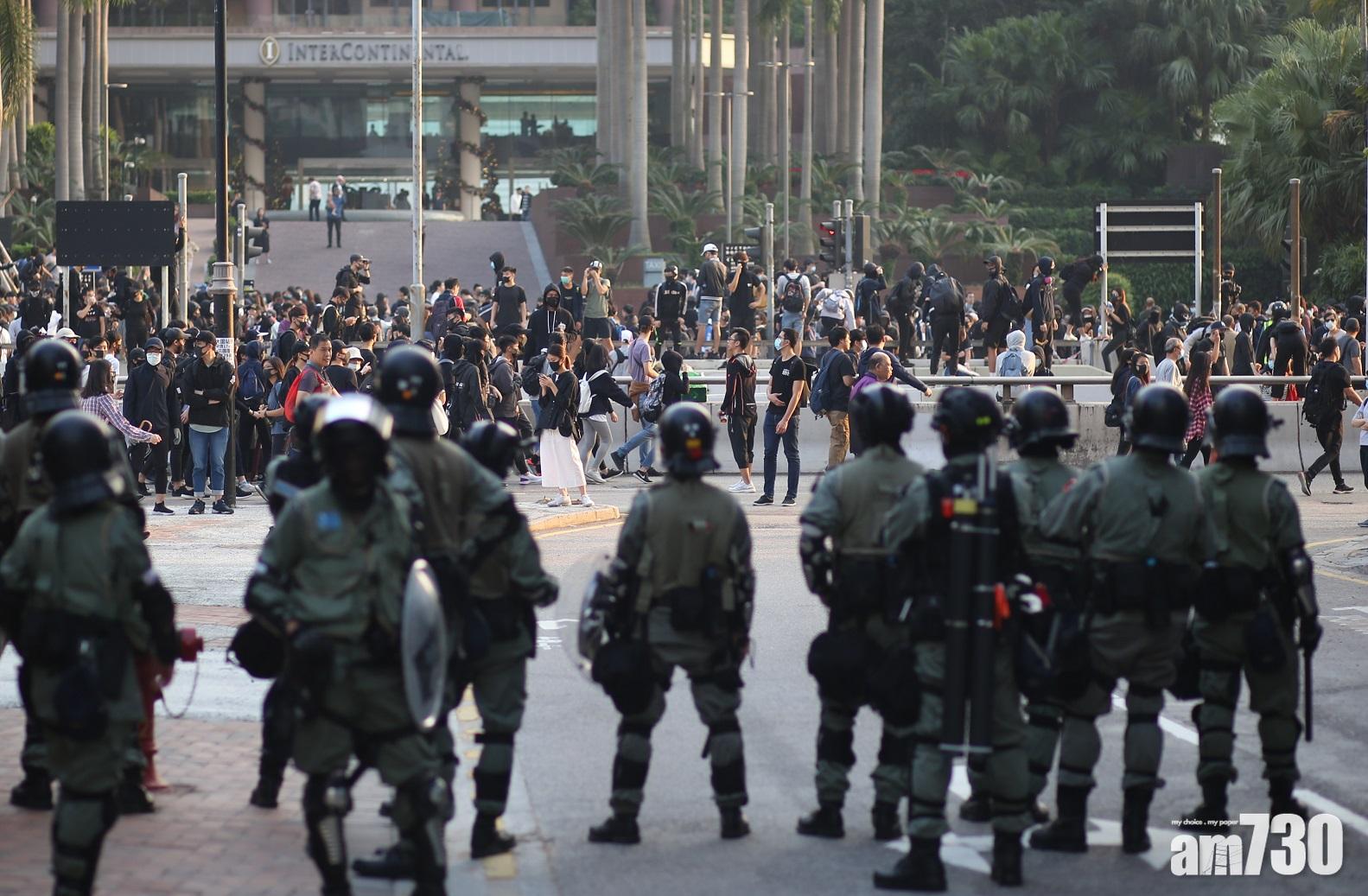 警指有示威者擲磚 警告示威者停止違法行為